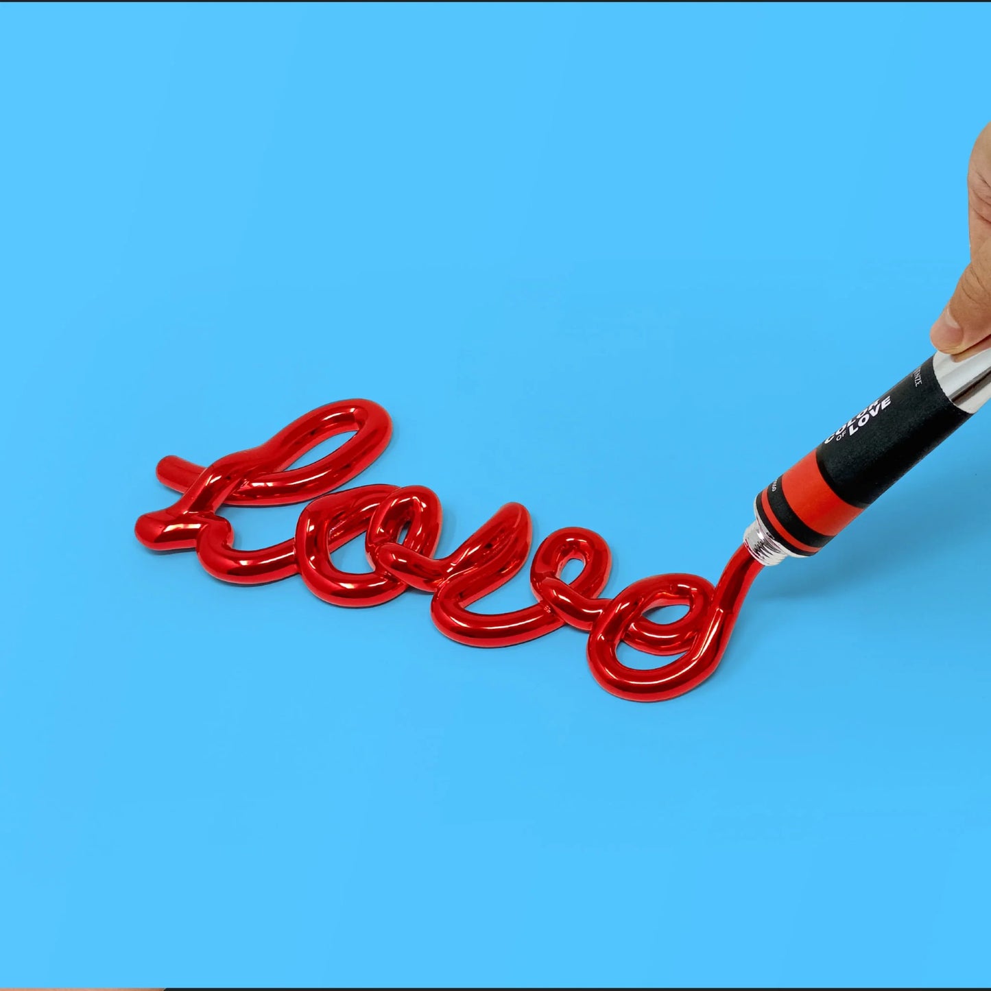 Dipingi i tuoi sentimenti. The Color of Love celebra la diversità e la bellezza dell’amore. Ogni scritta è composta da un colore, simboleggiando l’ampia gamma di sfumature e dimensioni che l’amore può assumere. Resina Made in Italy Dimensioni: cm 11,5 x 4,5 x 10 h - Peso: gr. 50. In negozio e online su tuttochic.it