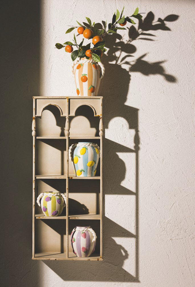 Vaso portafiori limoni in ceramica di EDG. Il suo design unico, decorato con limoni, darà un tocco di colore e vivacità a ogni ambiente. Dimensioni: cm Ø 17 x h 20. In negozio e online su tuttochic.it