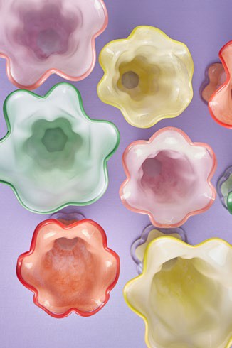 Il vaso portafiori Campanula in vetro h 25 è un vero e proprio gioiello d'arte per la tua casa. Disponibile in 4 colori. Dimensioni: cm Ø 16 x h 25. In negozio e online su tuttochic.it