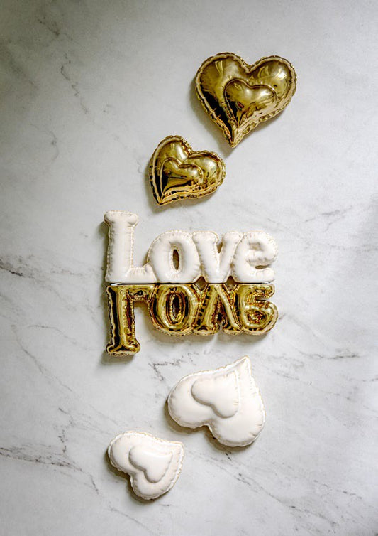 scritta LOVE in ceramica avorio elegante da appoggio