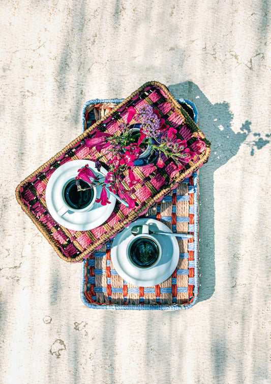 Set di 2 vassoi di dimensioni diverse rosa/azzurro "INCARTA". Realizzati con intrecci di carta trattata e colorata intorno ad un telaio in metallo Dimensioni: cm 33 x 23.5 x 6 h - 38 x 29 x 7 h. In negozio e online su tuttochic.it