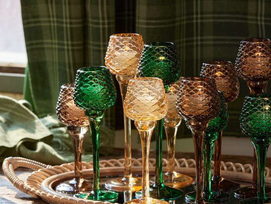 Set di 2 Calici portacandela in vetro lavorato color ambra. Dimensioni: cm h 22 x ø 8. Per creare un'atmosfera raffinata ed elegante, si consiglia l'acquisto di più pezzi, di colori e misure diverse. In negozio e online su tuttochic.it