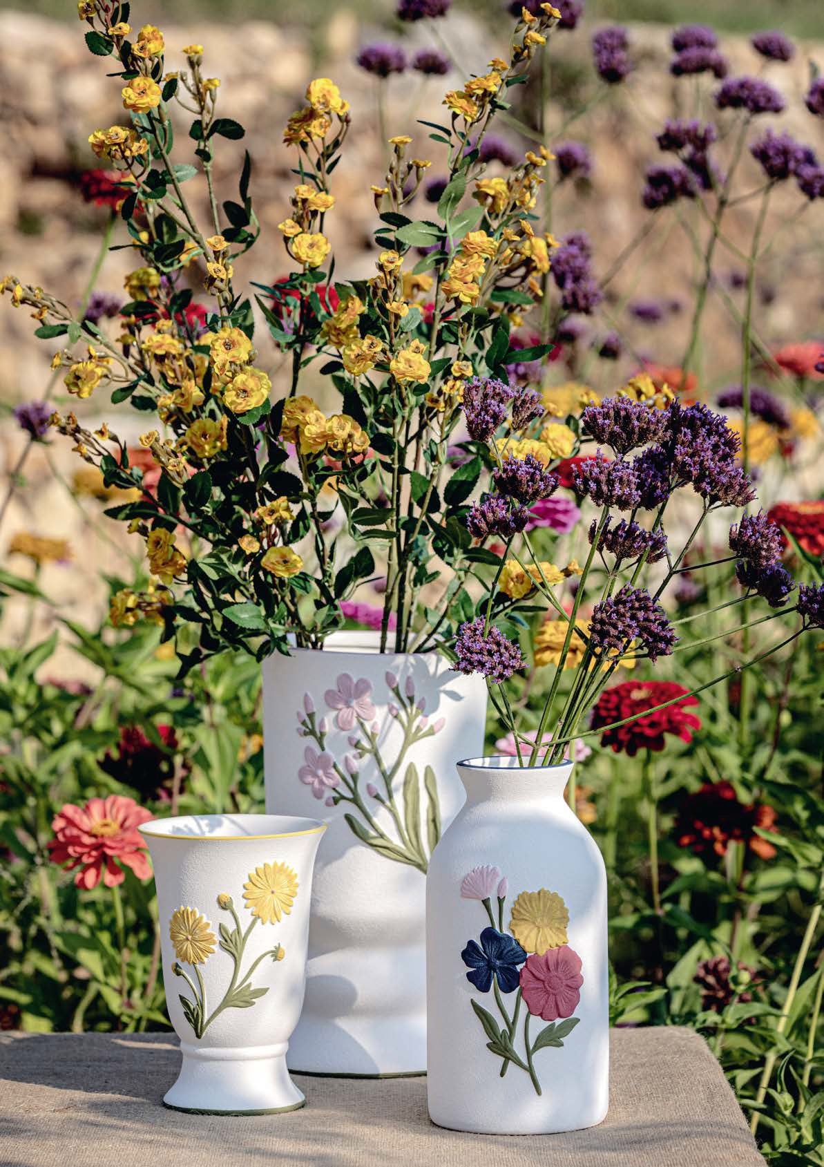 Vaso portafiori "Ingiardino" realizzato in ceramica bianca con un decoro a rilievo dipinto a mano. Dimensioni: cm 13 x 13.5 x 19 h. In negozio e online su tuttochic.it