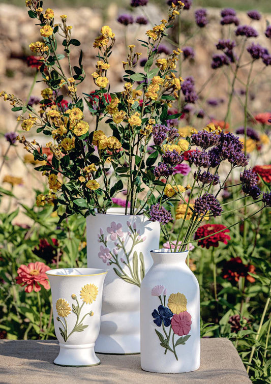 Vaso portafiori "Ingiardino" realizzato in ceramica bianca con un decoro a rilievo dipinto a mano. Dimensioni: cm 13 x 13.5 x 19 h. In negozio e online su tuttochic.it