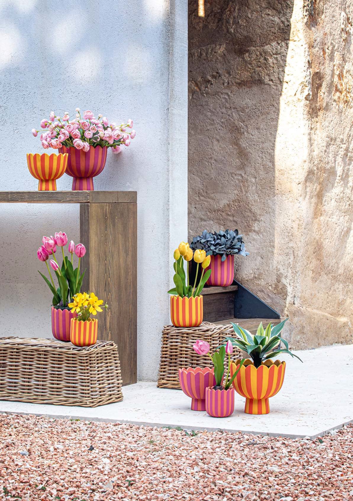 Cachepot MOIRA in ceramica cementizia! Disponibile in 3 misure: Misura L: Ø 17 x h 17,5 cm M: Ø 14 x h 13,5 cm S: Ø 11 x h 10,5 cm. In negozio e online su tuttochic.it