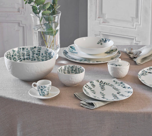 L’Insalatiera Sempreverde unisce l’eleganza raffinata della satin porcelain alla delicatezza di un decoro a rilievo ispirato alla natura. Ø cm 23 x h 10,5. In negozio e online su tuttochic.it