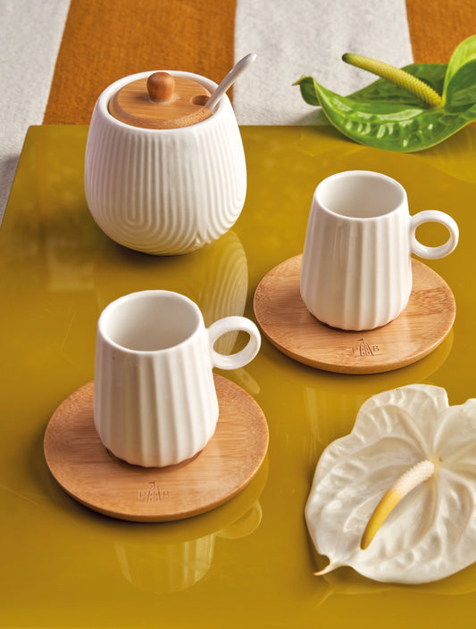 La zuccheriera "INTAVOLA" è realizzata in elegante porcellana con un pratico coperchio in legno chiaro. Con cucchiaino Capacità: 250 ml - dimensioni: cm 8 x h 9. In negozio e online su tuttochic.it