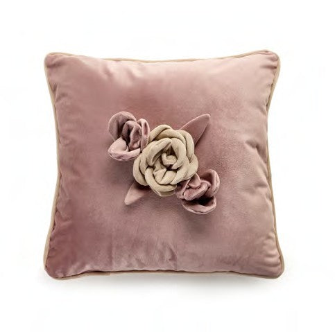 Cuscino quadrato in velluto. Disponibile in tre colori: Rosa Antico, Lilla e Verde, non sfoderabile. Dimensioni: cm 45x45. In negozio e online su tuttochic.it