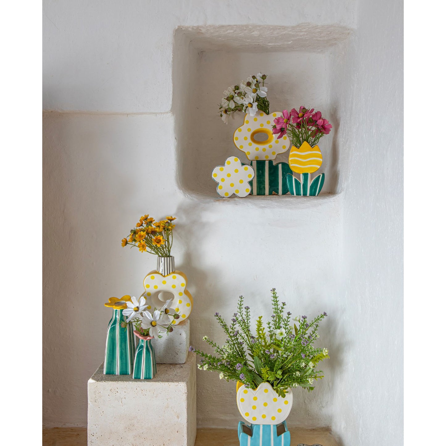Set di 2 vasetti in ceramica decorati a mano. I vasetti possono essere esposti separatamente o sovrapponendo il fiore giallo al vaso celeste. Dimensioni totali: cm 15 x 7 x 22.5 h Prodotto adatto a contenere acqua. In negozio e online su tuttochic.it