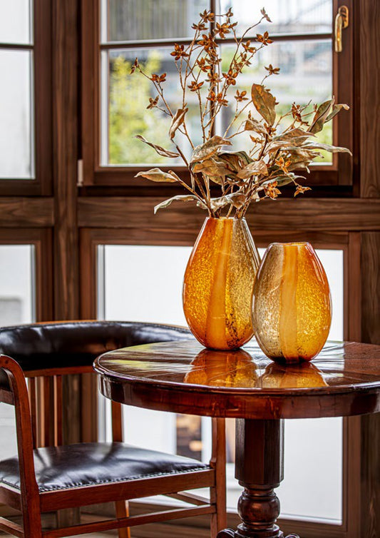 Vaso Sullatela con fiori freschi su un tavolo moderno di design.