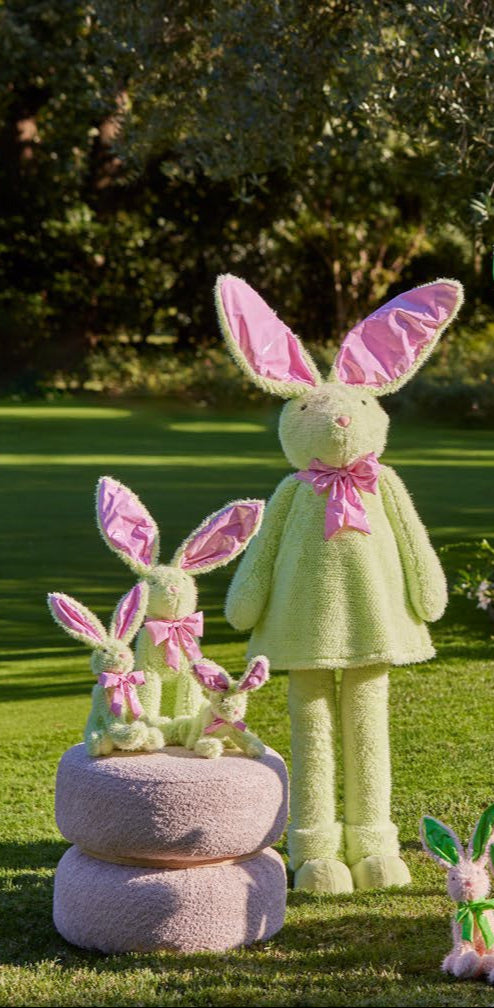 Coniglietto di peluche EDG design, morbido al tatto e disponibile in due colori: Verde chiaro e Azzurro chiaro Dimensioni: cm 17 x 15 x h 36. In negozio e online su tuttochic.it