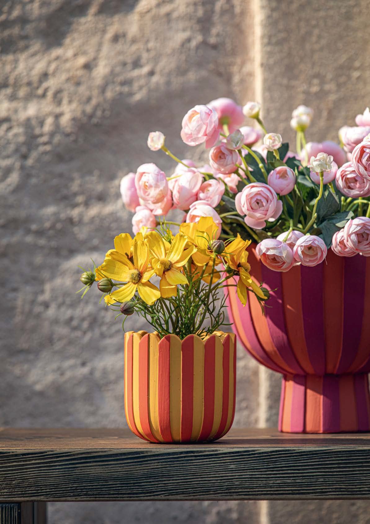 Cachepot MOIRA in ceramica cementizia! Disponibile in 3 misure: Misura L: Ø 17 x h 17,5 cm M: Ø 14 x h 13,5 cm S: Ø 11 x h 10,5 cm. In negozio e online su tuttochic.it