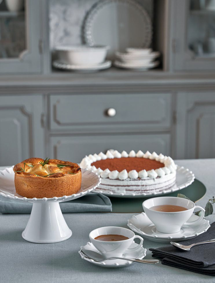 Alzata in pregiata porcellana bianca. Dimensioni: cm Ø 27 x h 6. In negozio e online su tuttochic.it