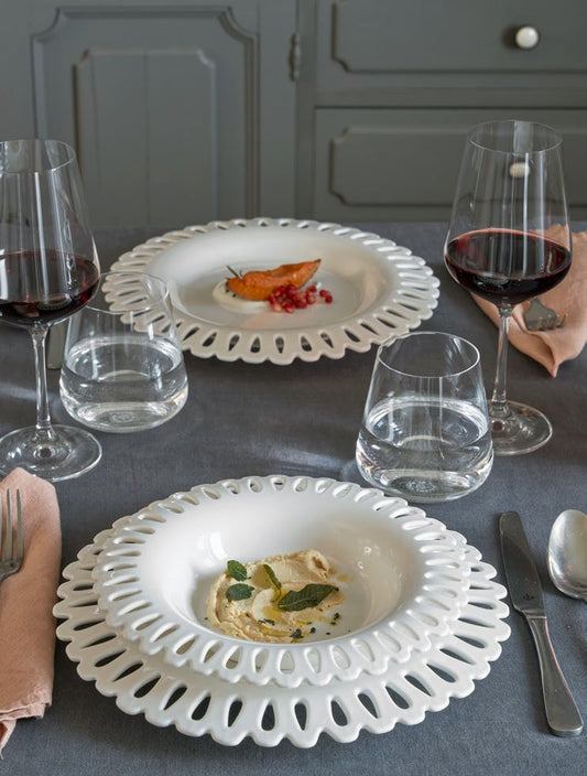 Set 18 piatti in porcellana bianca traforata decoro Giulietta. Lavabili in lavastoviglie. In negozio e online su tuttochic.it