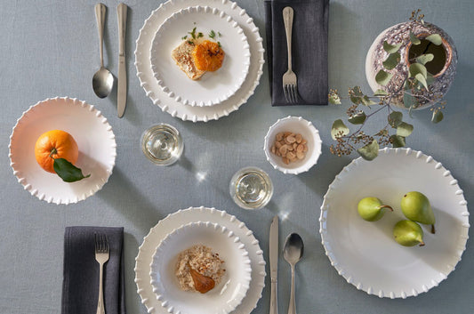 Set 18 piatti in porcellana bianca decoro Romeo di La Porcellana Bianca. Lavabili in lavastoviglie. In negozio e online su tuttochic.it