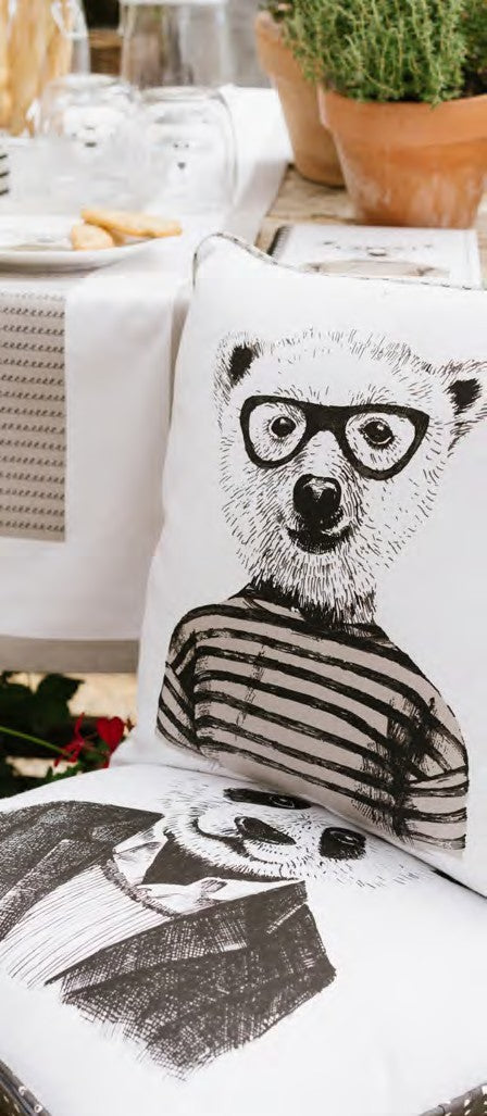 Cuscini "My Friend's Home"! Realizzati in puro cotone, disponibili in due decori: George il panda e Jack l'orso. Dimensione singolo cuscino: 40×40 cm. In negozio e online su tuttochic.it