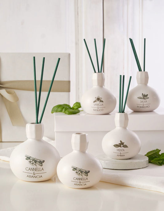 Diffusore di profumo per ambiente Salvia e Pompelmo in porcellana bianca decorata con bastoncini. Capacità: 50 ml.