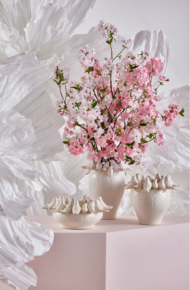 Il vaso portafiori in ceramica racchiude delicate decorazioni di piccole colombe. Perfetto per contenere acqua e accogliere fiori freschi. Colore: avorio Dimensioni: cm Ø 29 x h 33. In negozio e online su tuttochic.it