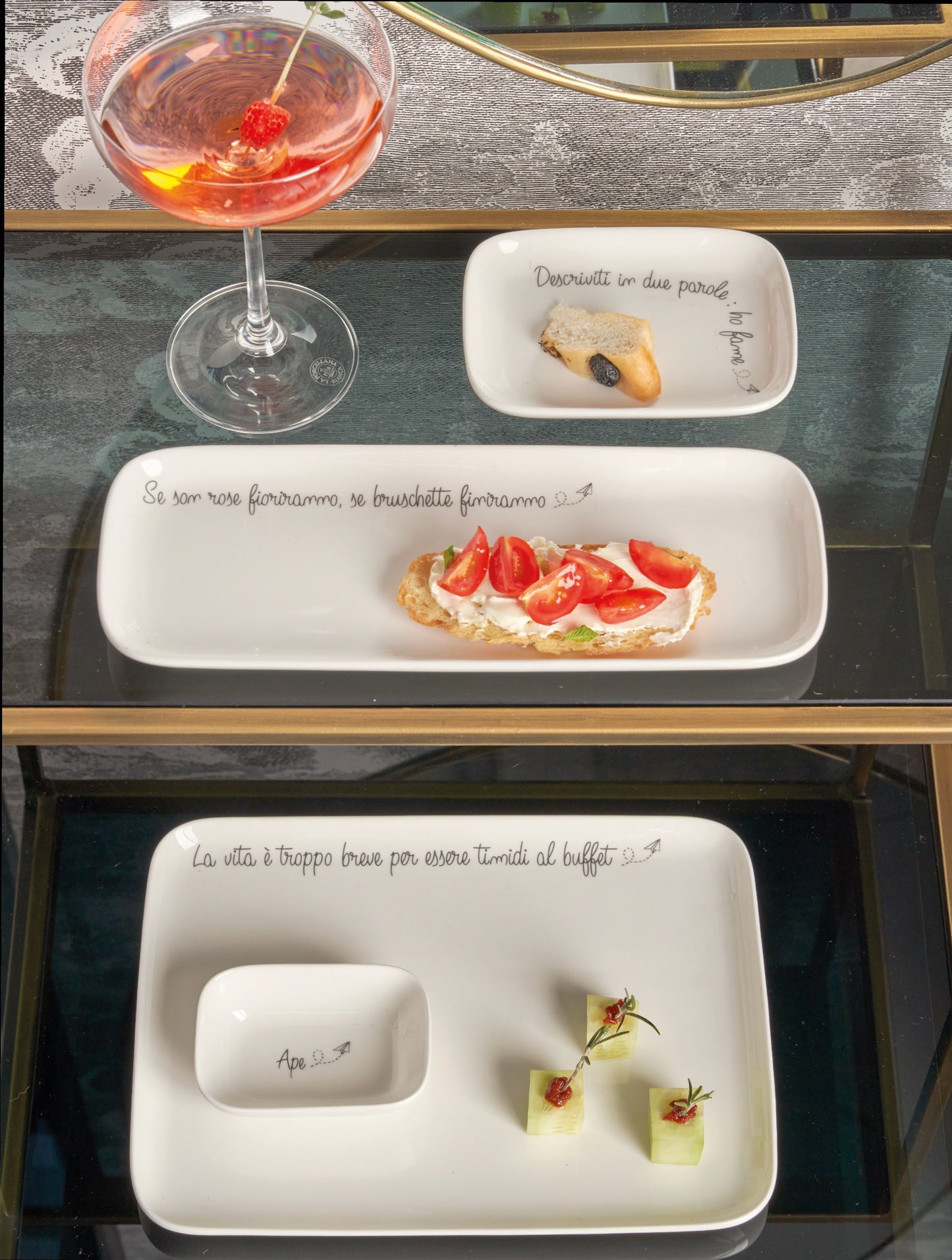 Piatto rettangolare per alimenti in porcellana bianca. Una collezione composta da oggetti funzionali dal design moderno. cm 30 x 22. In negozio e online su tuttochic.it