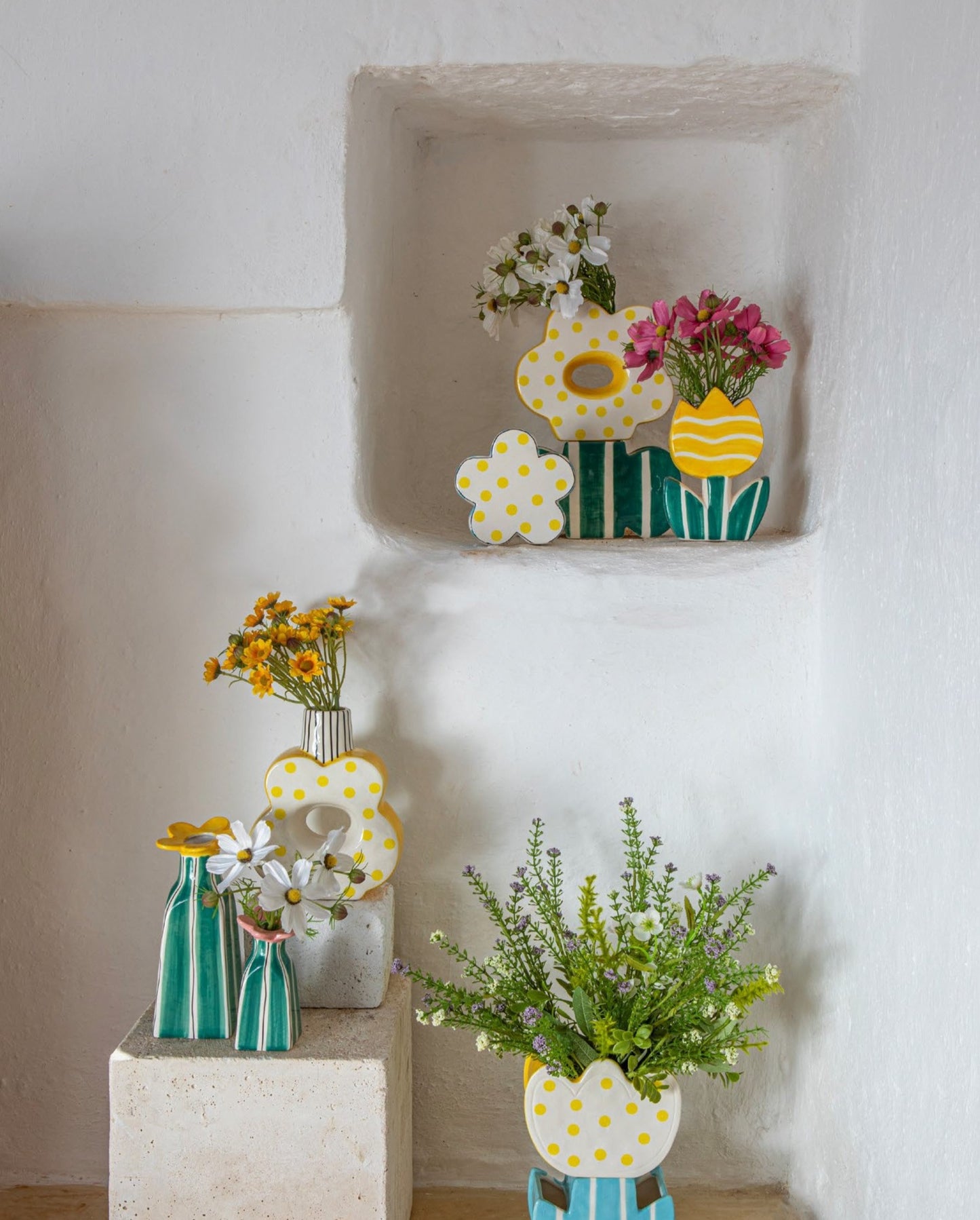 Set di 3 vasetti portafiori in ceramica dipinta a mano. Dimensioni: cm 12.5x3.5x11.5h - 10.5x3.5x15h - 10.5x3.5x15h. In negozio e online su tuttochic.it