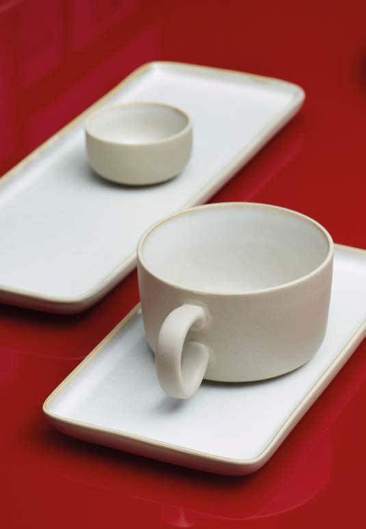 Porta l'eleganza sulla tua tavola con il vassoio in gres Arpeggio avorio. Dimensioni: cm 25,5 x 13,5. In negozio e online su tuttochic.it