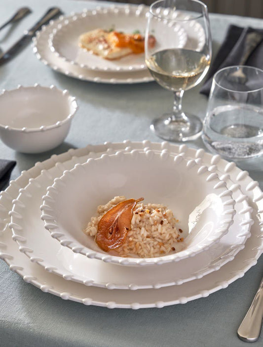 Set di 6 piatti da frutta realizzati in pregiata porcellana bianca. Dimensioni singolo piatto: Ø cm 21 x h 2. In negozio e online su tuttochic.it