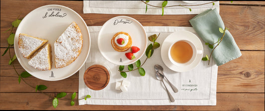 Alzata in porcellana bianca decorata Dimensioni: cm ø 26 x h 10. Lavabile in lavastoviglie. In negozio e online su tuttochic.it