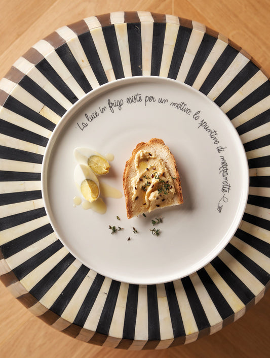 Set di 6 piatti piani realizzati in porcellana con divertenti frasi d'effetto. Dimensioni: cm Ø 26 x h 1,9. In negozio e online su tuttochic.it