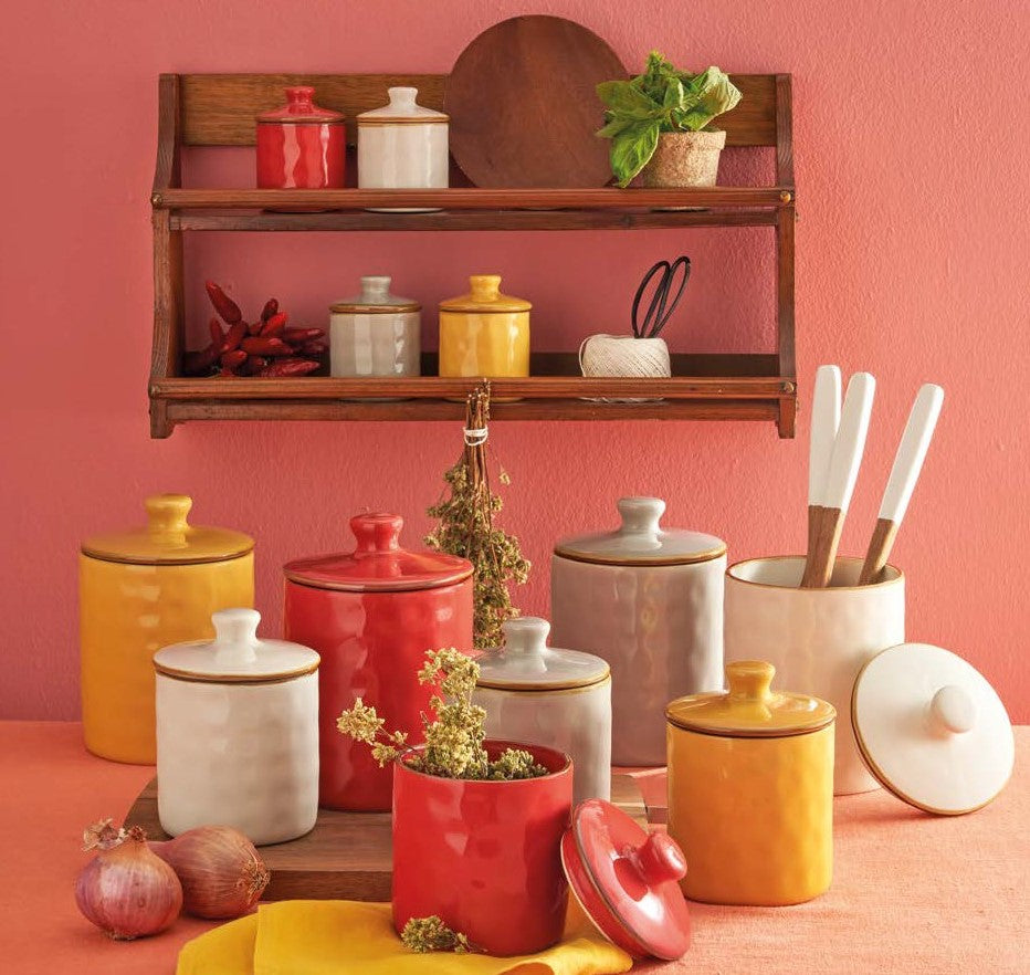 Contenitore barattolo ermetico in gres porcellanato di colore grigio perla. Dimensioni: cm Ø 10,7 x 14,5 h - 600 ml Concerto, con le sue tonalità iconiche e forme materiche, arriva anche in cucina grazie alla nuova collezione di Barattoli. Oggetti funzionali dal sapore contemporaneo. In negozio e online su tuttochic.it