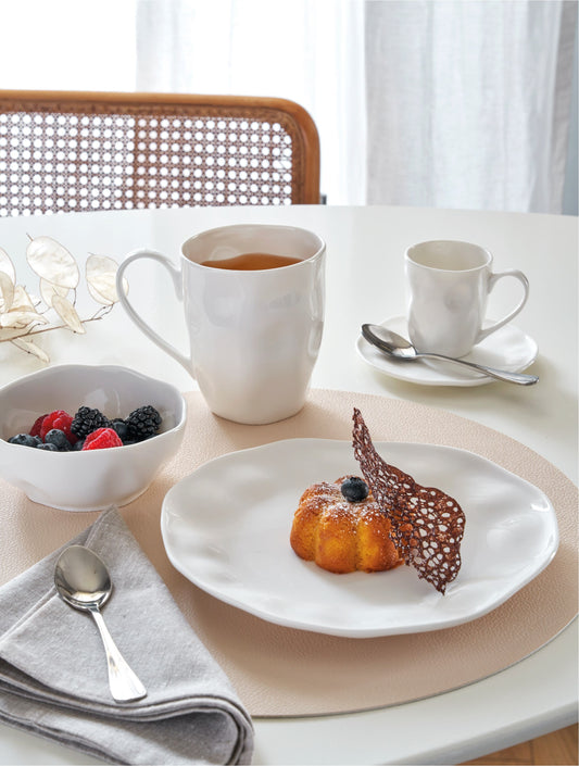 Set di 6 tazzine da caffè con piattino realizzate in porcellana bianca di alta qualità, con una finitura materica. In negozio e online su tuttochic.it