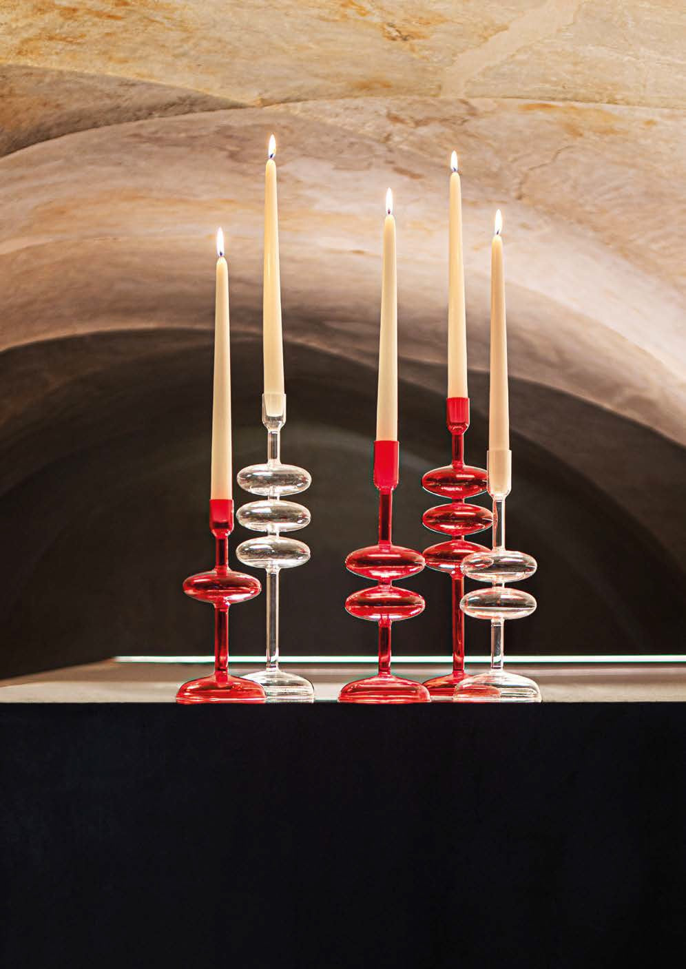 "Soffusi" Portacandela trasparente M è un'elegante creazione artistica di vetro borosilicato soffiato a bocca. Irregolarità e imperfezioni non sono considerati difetti ma caratteristiche tipiche di questa lavorazione. Dimensioni: Ø 10.5 x 29 h cm. In negozio e online su tuttochic.it