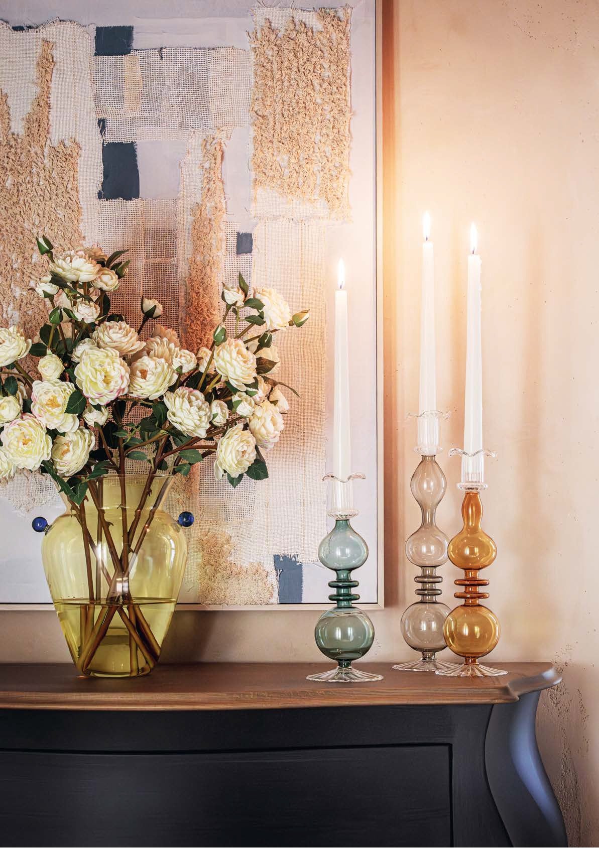 Portacandela "Allacorte". Realizzato in vetro borosilicato con tonalità di colore verde. Dimensioni: Ø 9 x 24,5 h cm. In negozio e online su tuttochic.it