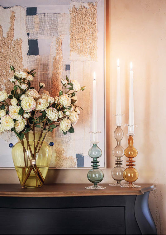 Portacandela "Allacorte". Realizzato in vetro borosilicato con tonalità di colore verde. Dimensioni: Ø 9 x 24,5 h cm. In negozio e online su tuttochic.it