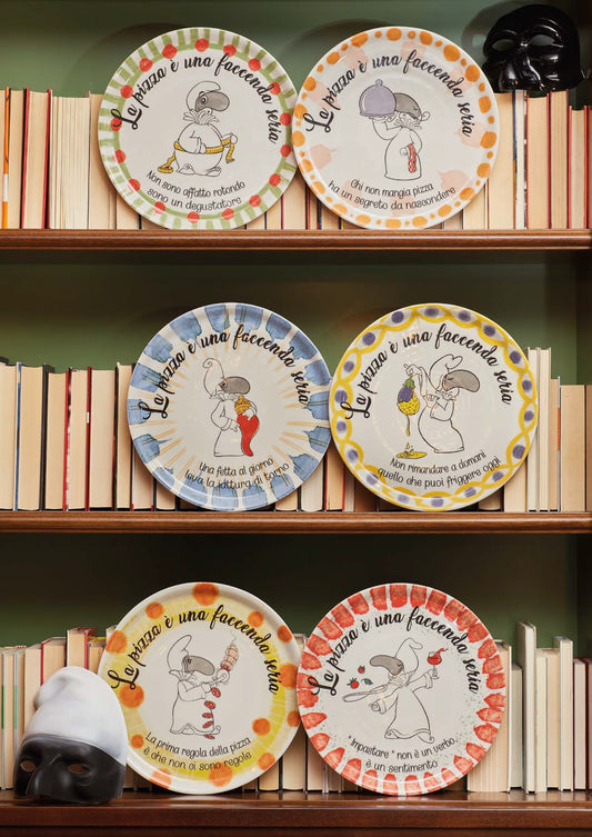 Piatto pizza in porcellana in cui illustrazioni colorate si accompagnano a motti dal tono sarcastico. Dimensioni: Ø 31 cm. In negozio e online su tuttochic.it