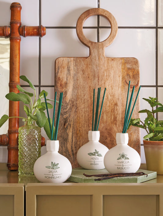 Diffusore di profumo per ambiente Menta e Ambra in porcellana bianca decorata con bastoncini. Capacità: 120 ml. In negozio e online su tuttochic.it