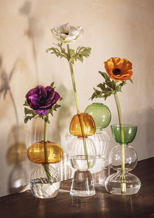 Vaso monofiore L ambra è un elegante e raffinato pezzo di design realizzato in vetro borosilicato. Dimensioni: Ø 9 x 27 h. In negozio e online su tuttochic.it