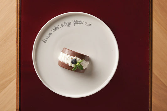 Set di 6 piatti frutta/dolce realizzati in porcellana con divertenti frasi d'effetto. Dimensioni: cm Ø 21 x h 1,6. In negozio e online su tuttochic.it