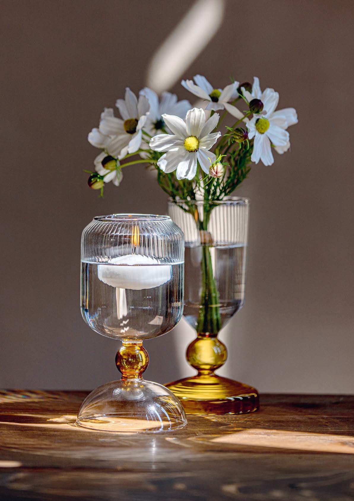 Vaso base ambra è un elegante e raffinato pezzo di design realizzato in vetro borosilicato. Dimensioni: cm Ø 10,5 x 20 h. In negozio e online su tuttochic.it