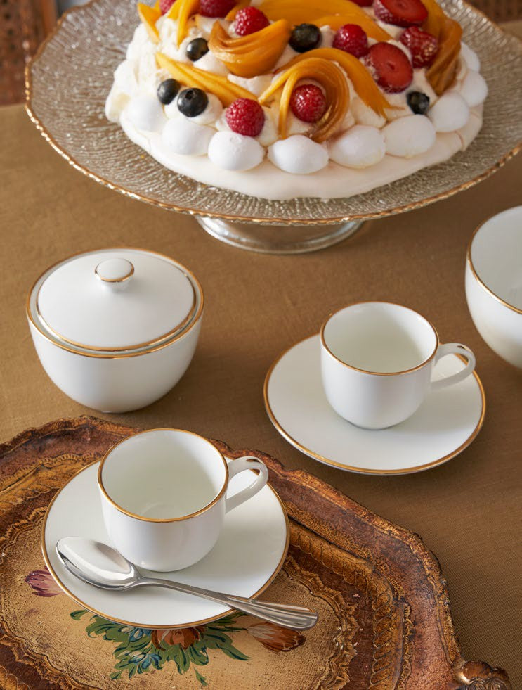 Set di 6 tazzine caffè con piattino in porcellana bianca con filo oro. Esalta il tuo caffè con l'eleganza e lo stile di MAESTÀ. Questo set di tazzine con piattino è realizzato in porcellana satin con un filo d'oro, aggiungendo un tocco di lusso alla tua pausa caffè. In negozio e online su tuttochic.it