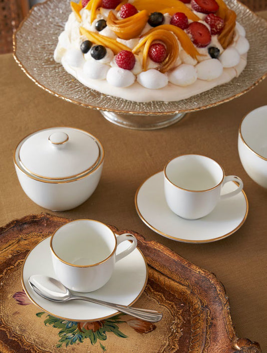 Set di 6 tazzine caffè con piattino in porcellana bianca con filo oro. Esalta il tuo caffè con l'eleganza e lo stile di MAESTÀ. Questo set di tazzine con piattino è realizzato in porcellana satin con un filo d'oro, aggiungendo un tocco di lusso alla tua pausa caffè. In negozio e online su tuttochic.it