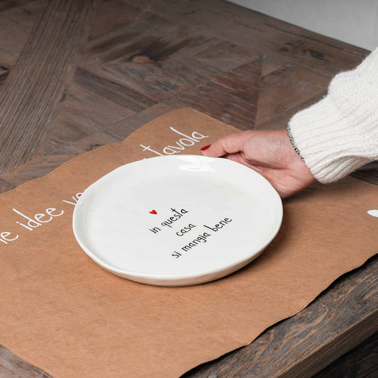 Set di 2 piatti dessert in gres porcellanato, resistenti e decorati con una frase divertente. lavabili in lavastoviglie Dimensioni: cm Ø 21 x h 2,5. In negozio e online su tuttochic.it