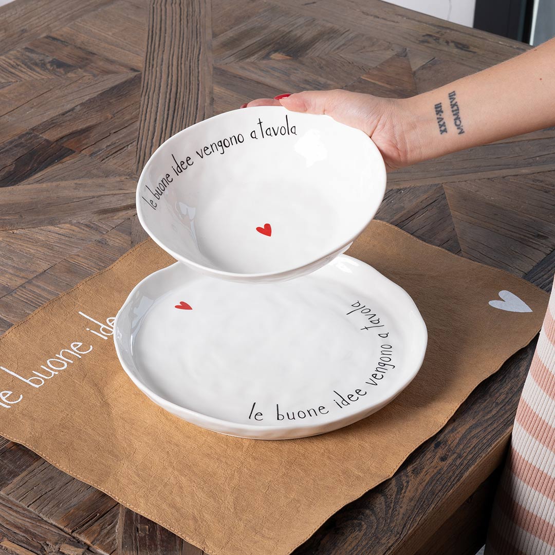 Set di 2 piatti fondi in gres porcellanato, resistenti e decorati con una frase divertente. lavabili in lavastoviglie Dimensioni: cm Ø 19,5 x h 5. In negozio e online su tuttochic.it