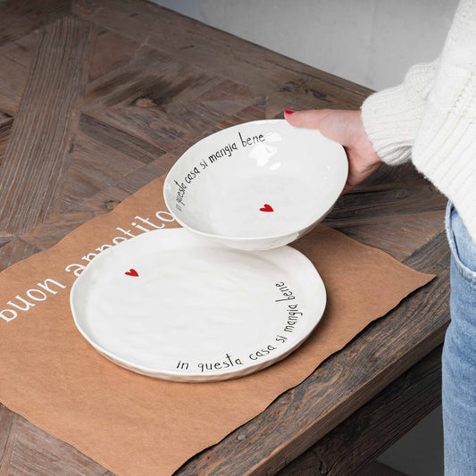 Set di 2 piatti fondi in gres porcellanato, resistenti e decorati con una frase divertente. lavabili in lavastoviglie Dimensioni: cm Ø 19,5 x h 5. In negozio e online su tuttochic.it