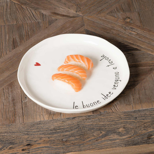 Set di 2 piatti piani in gres porcellanato, resistenti e decorati con una frase divertente. lavabili in lavastoviglie Dimensioni: cm Ø 27 x h 2,5. In negozio e online su tuttochic.it