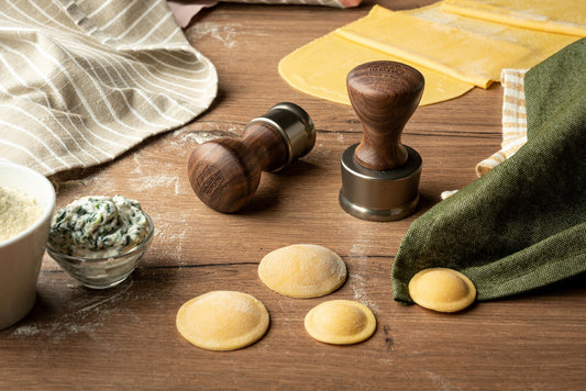 Stampino per ravioli di forma circolare con bordi circolare liscio, realizzato in alluminio anodizzato per garantire un taglio netto della sfoglia. Il piattello centrale, grazie ad un meccanismo a molla è pensato per pressare uniformemente il ripieno. Dimensioni: mm ø 38 × 85 h. In negozio e online su tuttochic.it