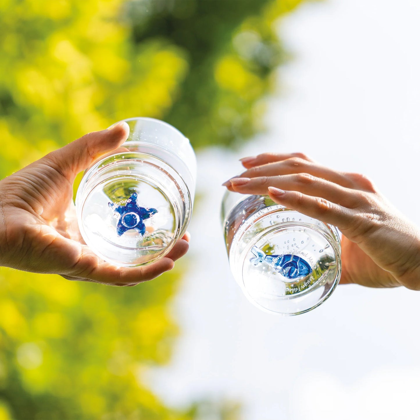 Il set Teca Mare è composto da 6 bicchieri contenenti sei diversi decori a tema “marino”, di colore bianco/blu: la stella di mare, il riccio di mare, il corallo, la sardina, il pesce palla e il pesce bicolore, tutti realizzati a mano. Dimensioni: Ø 8x h 10,5 cm - 35 cl. In negozio e online su tuttochic.it