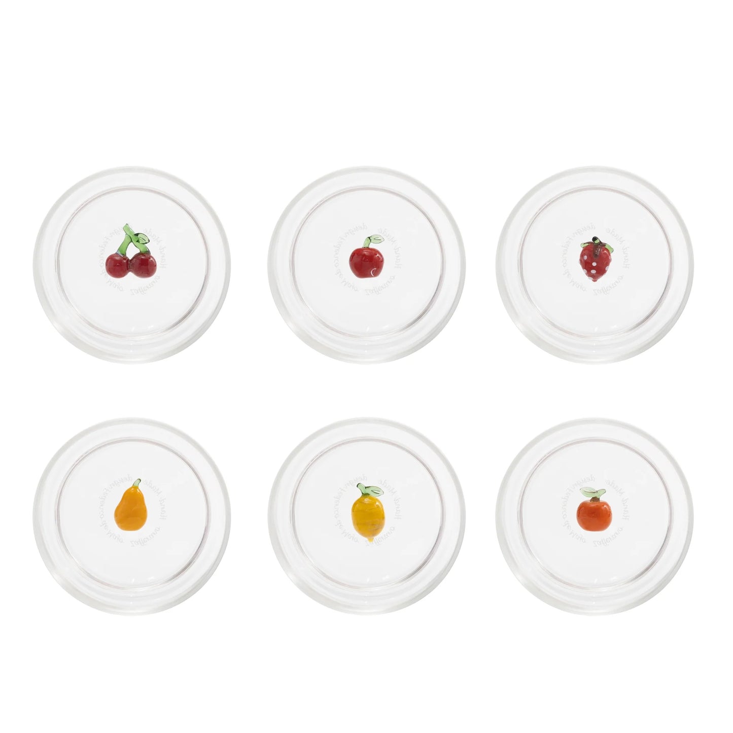 Il set Teca Frutta è composto da sei bicchieri contenenti decori realizzati a mano che raffigurano diversi frutti colorati: arancia, limone, mela, ciliegie, pera, fragola. Dimensioni: Ø 8x h 10,5 cm - 35 cl. In negozio e online su tuttochic.it