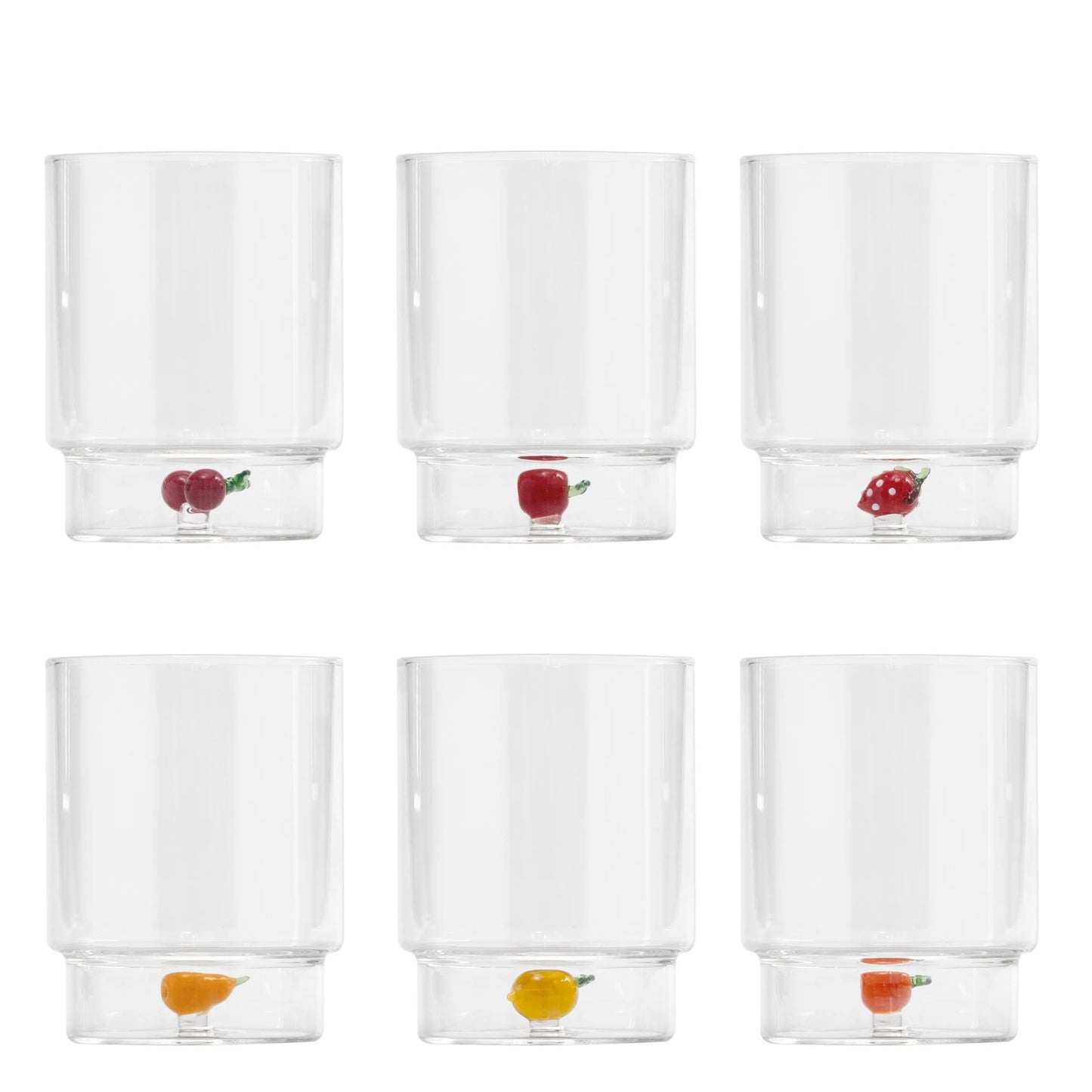 Il set Teca Frutta è composto da sei bicchieri contenenti decori realizzati a mano che raffigurano diversi frutti colorati: arancia, limone, mela, ciliegie, pera, fragola. Dimensioni: Ø 8x h 10,5 cm - 35 cl. In negozio e online su tuttochic.it