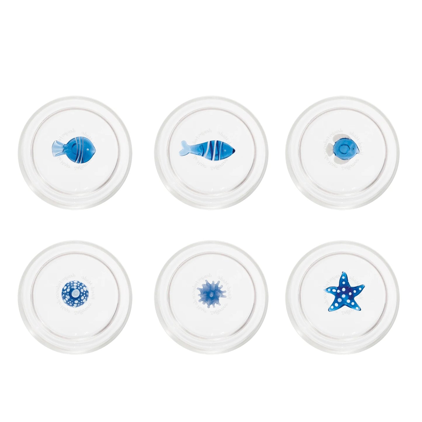 Il set Teca Mare è composto da 6 bicchieri contenenti sei diversi decori a tema “marino”, di colore bianco/blu: la stella di mare, il riccio di mare, il corallo, la sardina, il pesce palla e il pesce bicolore, tutti realizzati a mano. Dimensioni: Ø 8x h 10,5 cm - 35 cl. In negozio e online su tuttochic.it