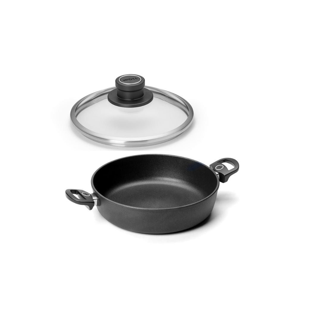 Casseruola antiaderente in alluminio fuso forgiato a mano e bordo rinforzato, adatta a tutti i tipi di cucine compreso induzione. La superficie estremamente robusta è composta da un rivestimento in titanio a 5 strati con diamanti, estremamente resistente al taglio e all’abrasione. In negozio e online su tuttochic.it